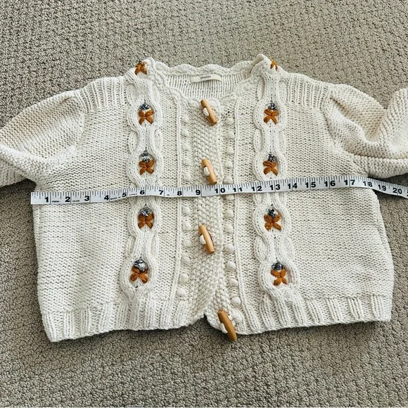 Sessun tesoro cream cable crocheted style sweater cardigan with wooden buttons - Picture 7 of 11